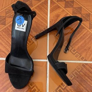 Dolce Vita strappy sandals size 7.5